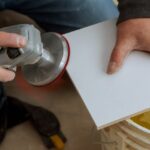 Quelle ponceuse utiliser sur du carrelage sans l’abîmer ? Ponceuse utilisée avec précaution sur une surface de carrelage en céramique.