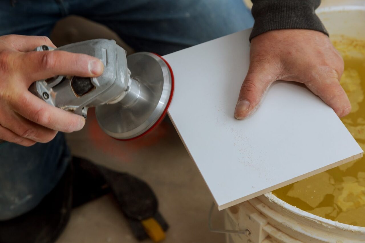 Quelle ponceuse utiliser sur du carrelage sans l’abîmer ?